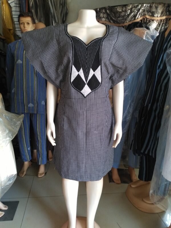 Robe en pagne tissé brodé – Image 2