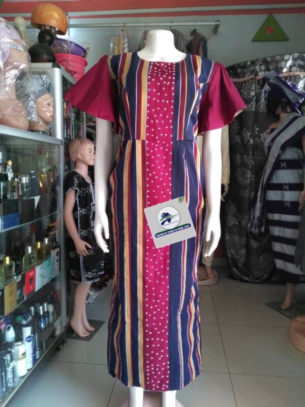 Robe en pagne tissé rouge au vin