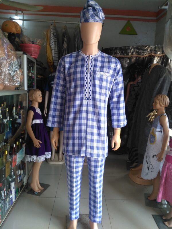 Trois pièces agbada en pagne tissé bleu blanc – Image 2