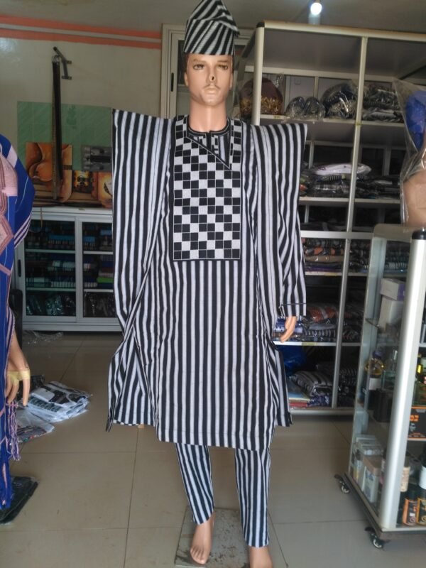 Trois pièces agbada en pagne tissé akila blanc  noir